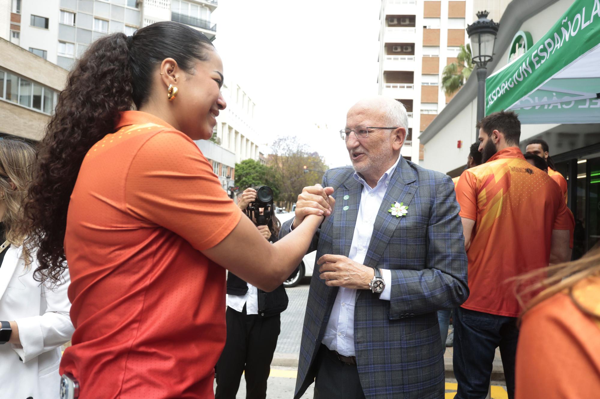 Mesa de cuestación contra el cáncer con Valencia Basket, Juan Roig y Hortensia Herrero