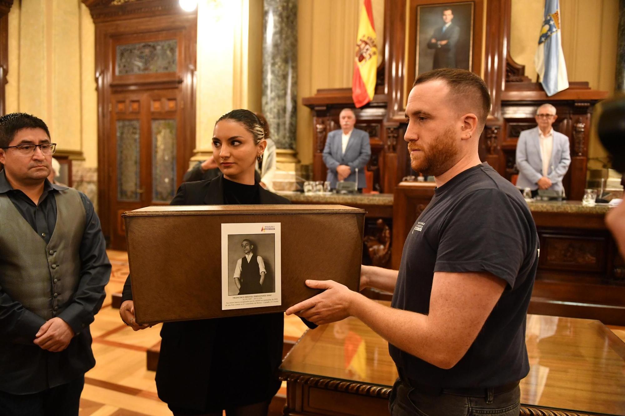 Recepción e enterro dos restos do pintor Francisco Miguel