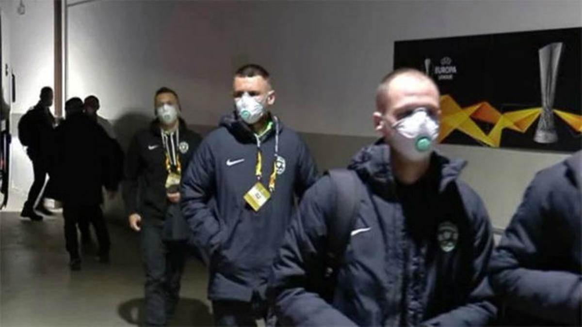 Los jugadores del Ludogorets llegan a San Siro con mascarillas