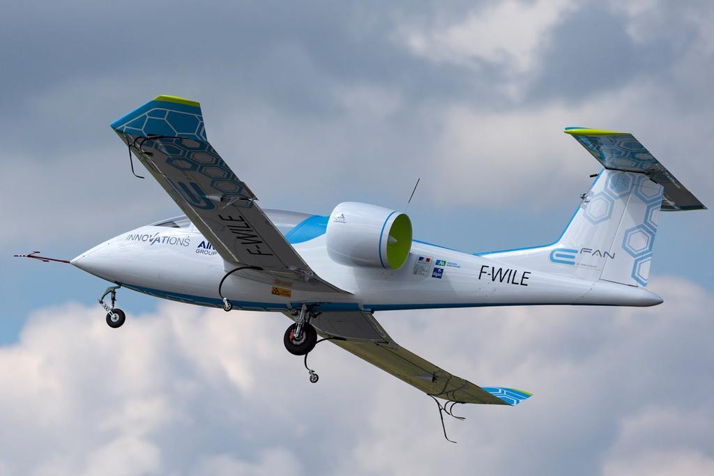 Airbus E-Fan es un prototipo de avión eléctrico que sale del aeropuerto de Farnborough, en Inglaterra.