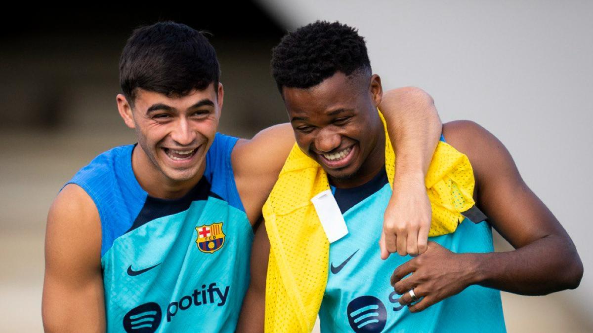 Ansu y Pedri, sonrientes durante el entrenamiento