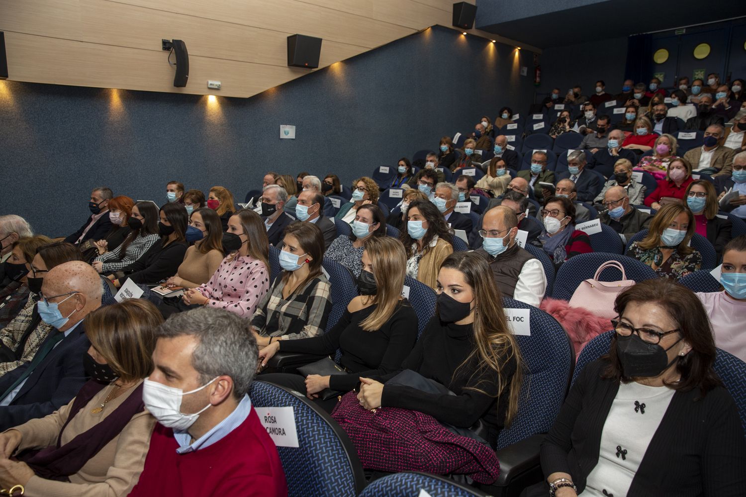 Toni Cabot presenta en el Club INFORMACIÓN el libro en el que plasma los perfiles de 40 personalidades de Alicante