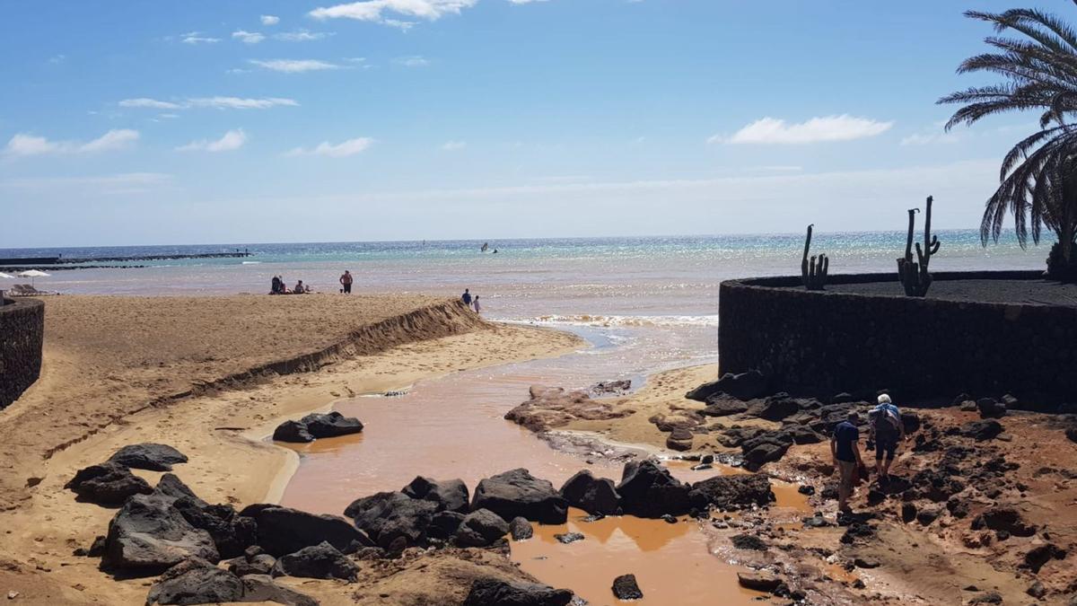 SUCESOS EN CANARIAS | Cierran la playa de Las Cucharas por "alta  contaminación de bacterias en el mar"