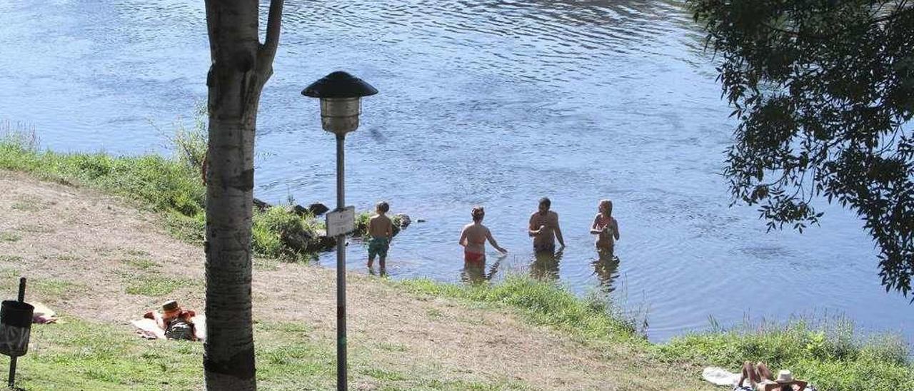 Bañistas el pasado verano en la playa de la Antena en el río Miño, a su paso por la ciudad. // Iñaki Osorio