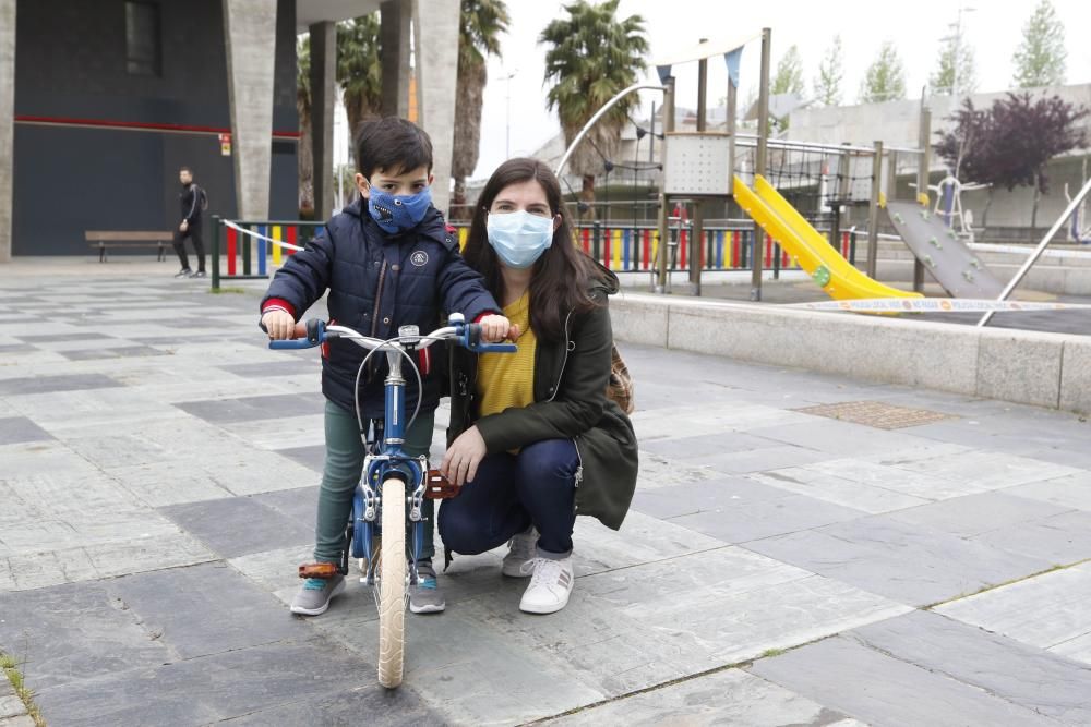 Los menores salen a la calle con juguetes, pelotas, patinetes, peluches y mascarillas después de 42 días de confinamiento - Los padres celebran el final del largo encierro en sus casas.