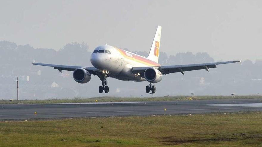 Un avión de Iberia aterriza en el aeropuerto de Alvedro.