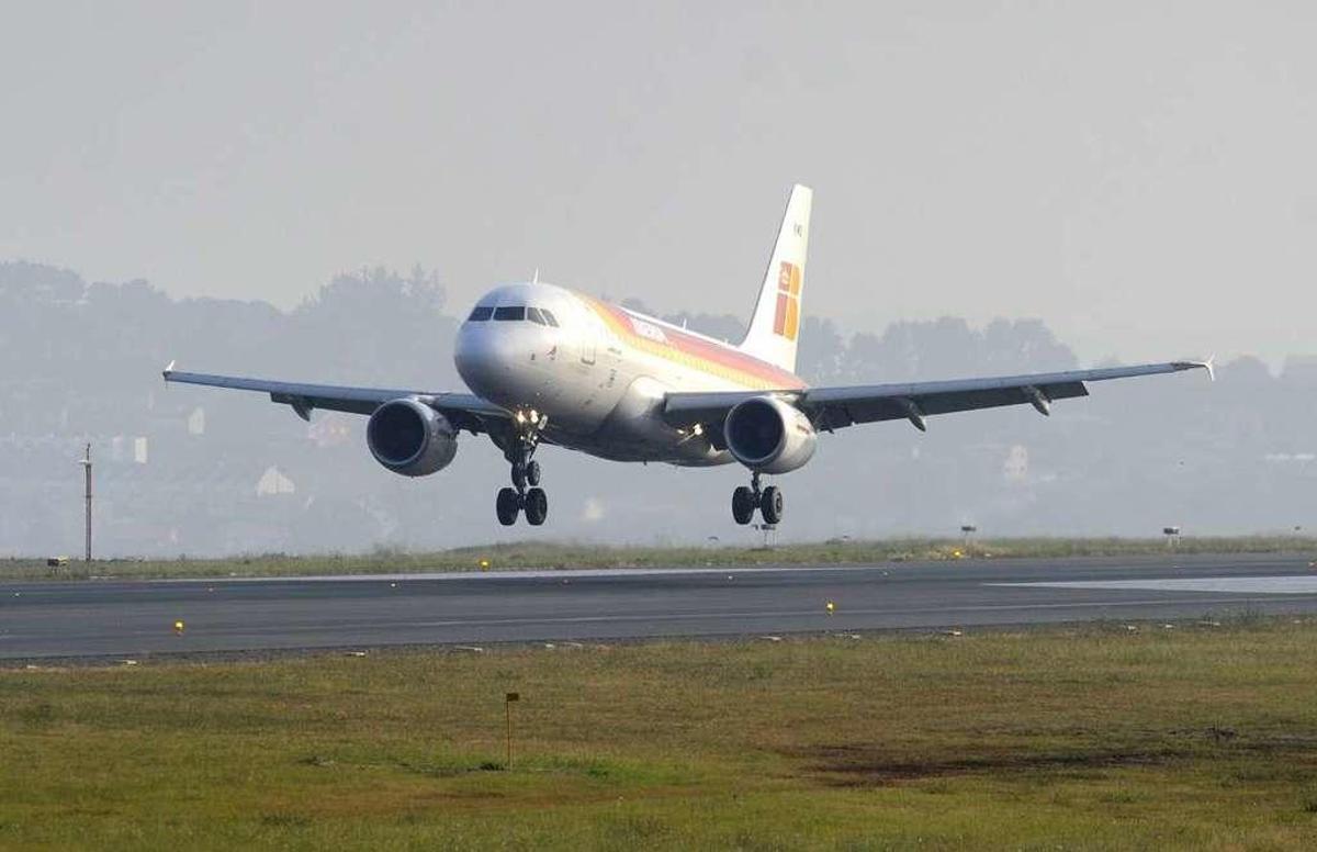 Un avión de Iberia aterriza en el aeropuerto de Alvedro.