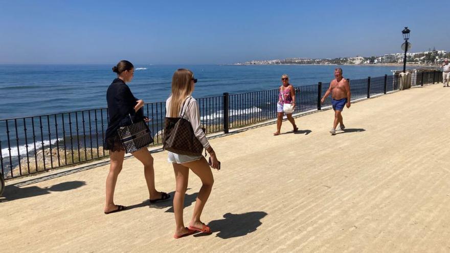 Sustituyen las barandillas en  dos tramos del paseo marítimo