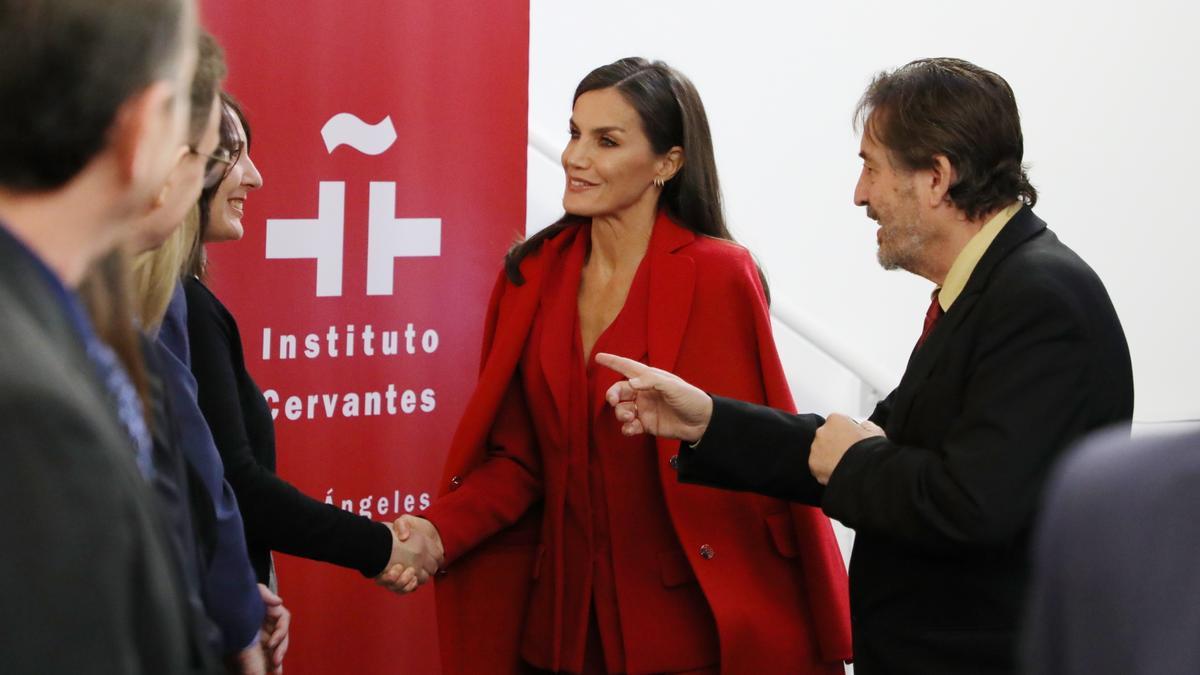 La Reina Letizia ha mantenido una reunión de trabajo previa a la inauguración del Instituto Cervantes en Los Ángeles.