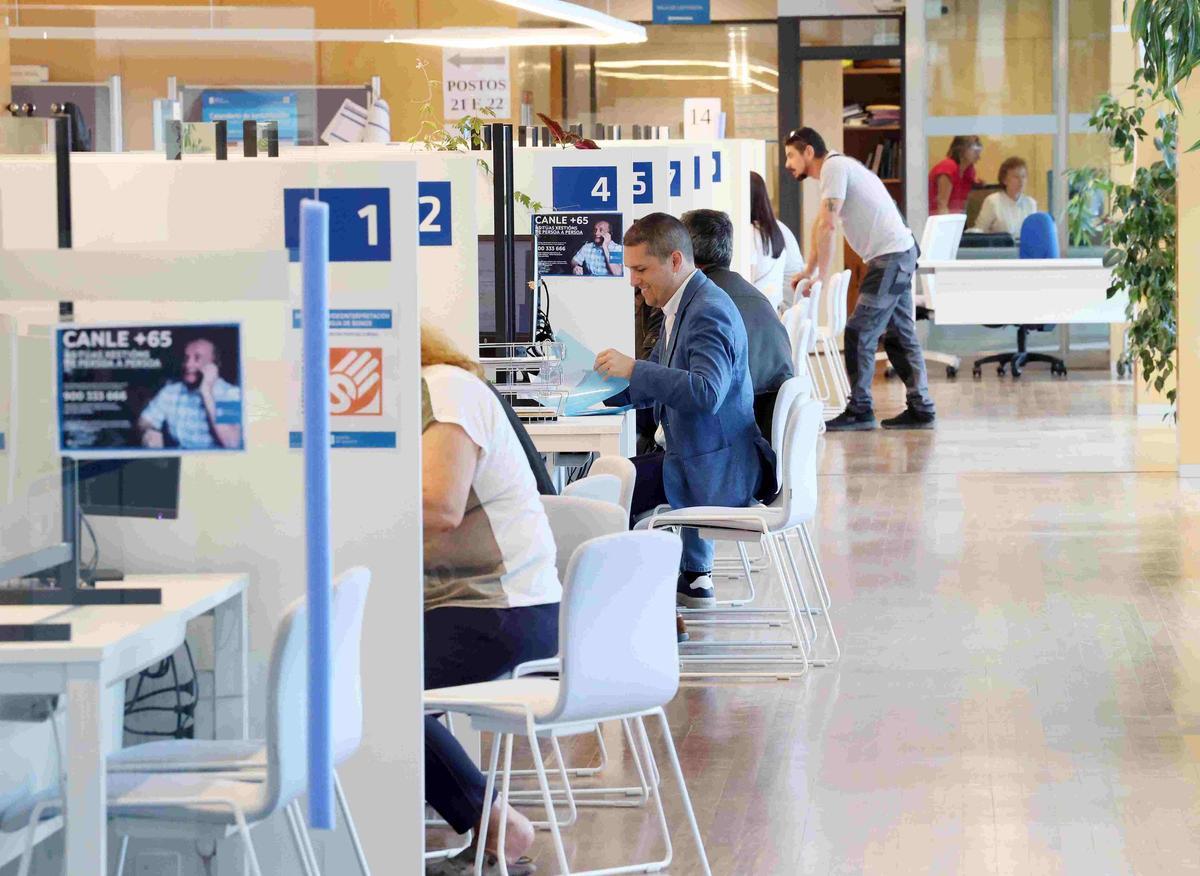 Ciudadanos en una oficina de la Xunta.