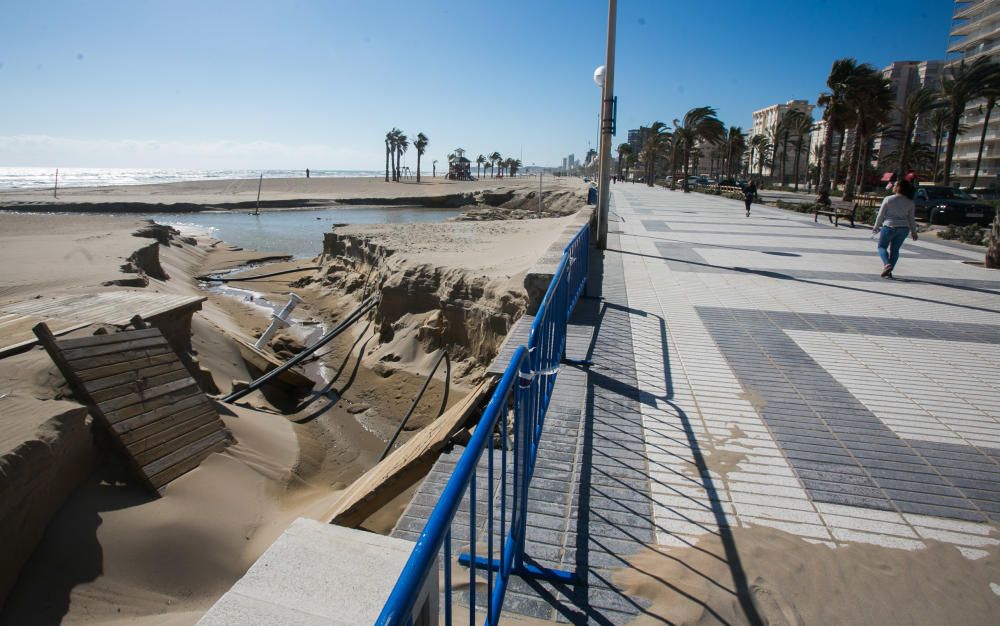 Tres edificios de la playa de San Juan siguen anegados y 120 viviendas sin luz ni agua