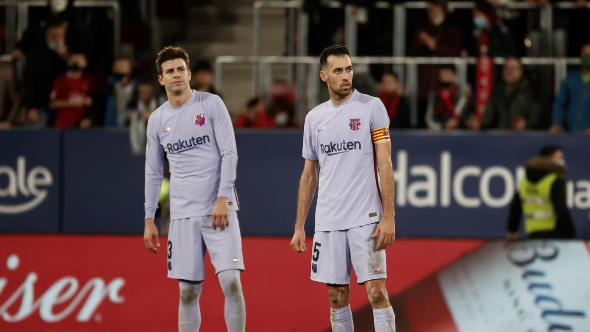 Piqué i Busquets fan cara de pomes agres després de rebre un gol a Pamplona