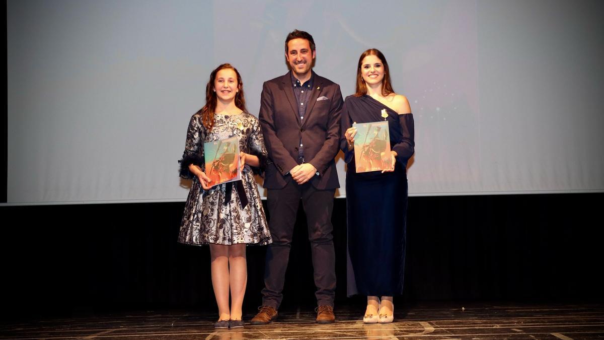 El concejal Aitor Sánchez con las Falleras Mayores de Torrent presentando El Granerer.