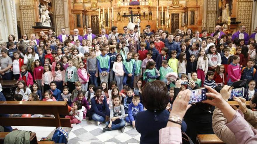 Encuentro diocesano de niños con el obispo en la Catedral de Córdoba