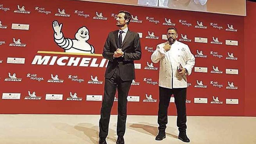 El chef Dani García (derecha), durante la ceremonia de entrega de las nuevas estrellas Michelin.