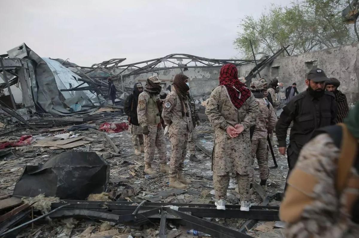 Les víctimes dels presumptes atacs aeris pakistanesos a Kabul són evacuades.