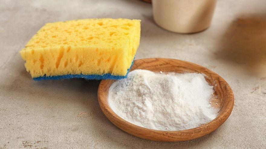 No los tires: mezclar café usado con bicarbonato, el truco ecológico para limpiar en casa
