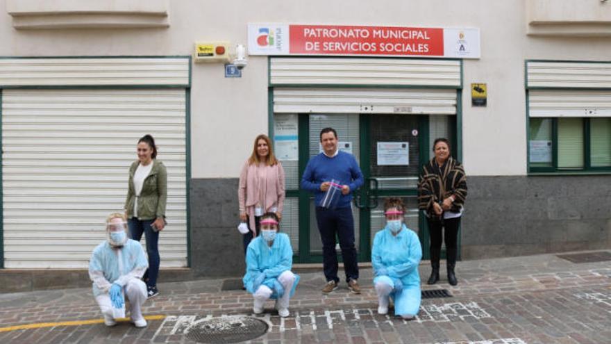 Las repartidoras del servicio a domicilio de Arona junto al alcalde, José Julián Mena, y la concejal de Servicios Sociales, Elena Cabello.