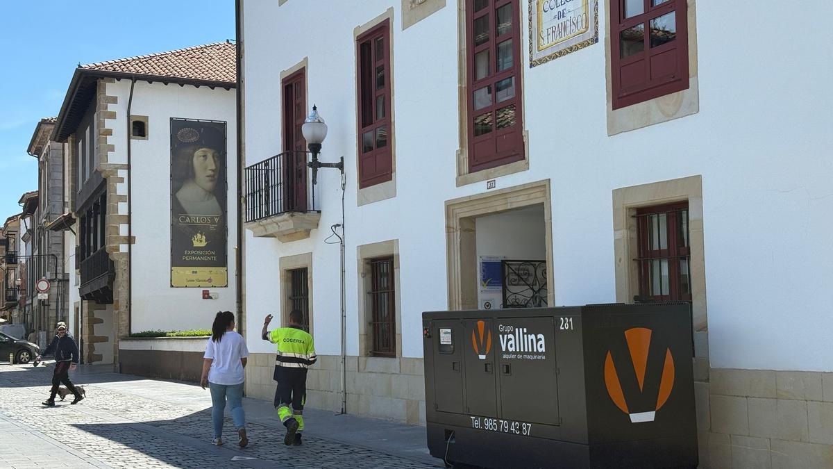 Generador a las puertas de la residencia San Francisco que sirvió de fuente de alimentación de energía durante el apagón general sufrido ayer en la Península