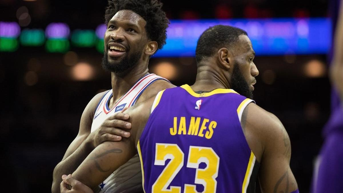 Lebron James, la gran figura de la NBA, junto a Joel Embiid, uno de las estrellas emergentes con la que estará en Charlotte