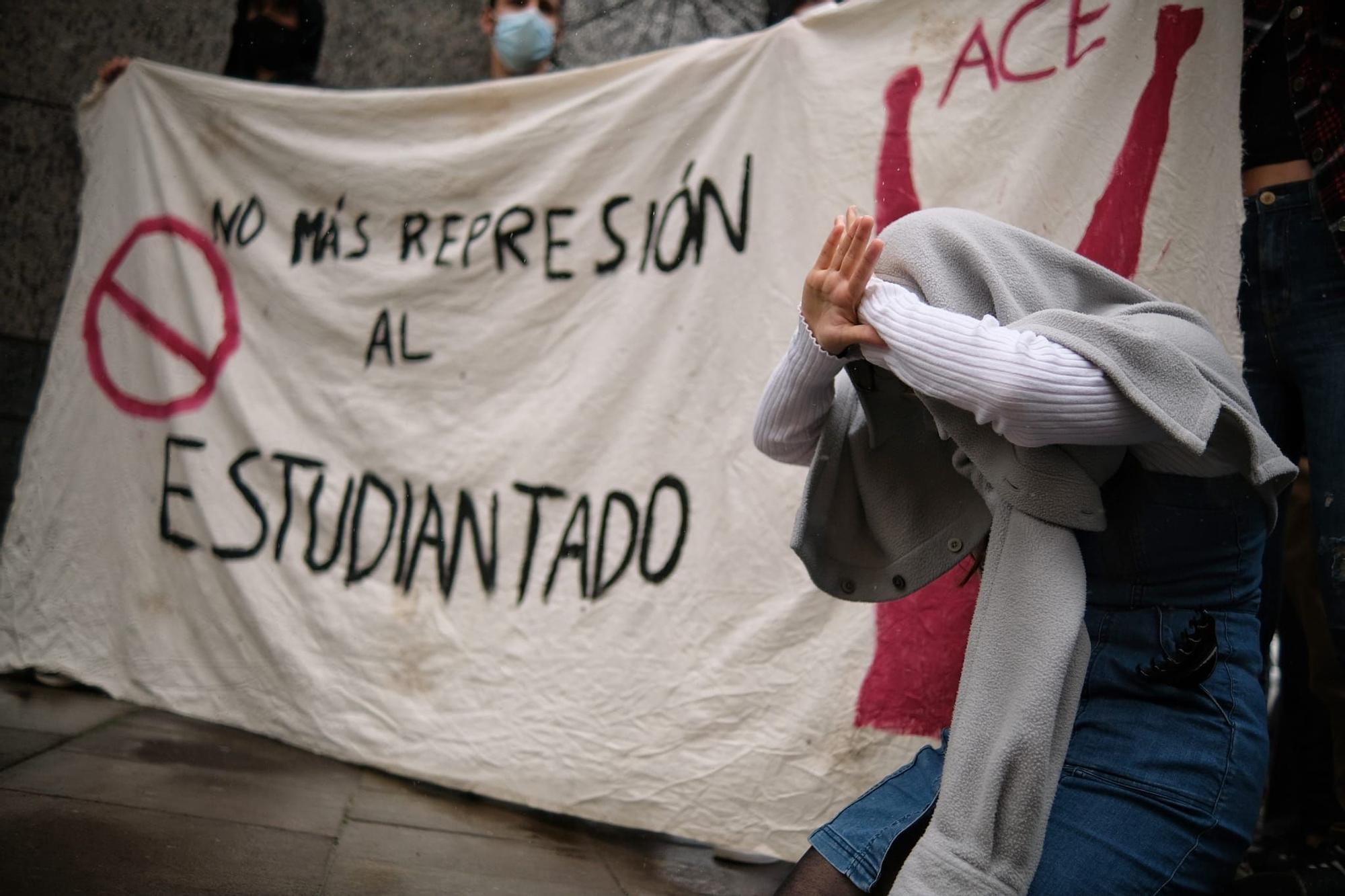 Concentración de estudiantes de la ULL para mostrar su apoyo a los dos jóvenes detenidos en Bellas Artes