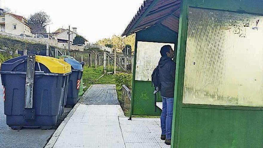 Contenedores de basura situados ante la marquesina del bus. // S.A.