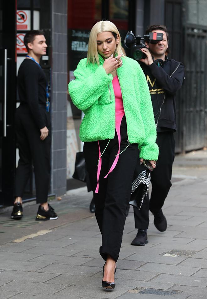 DUA LIPA PASEA POR LONDRES CON UN FLUORESCENTE LOOK