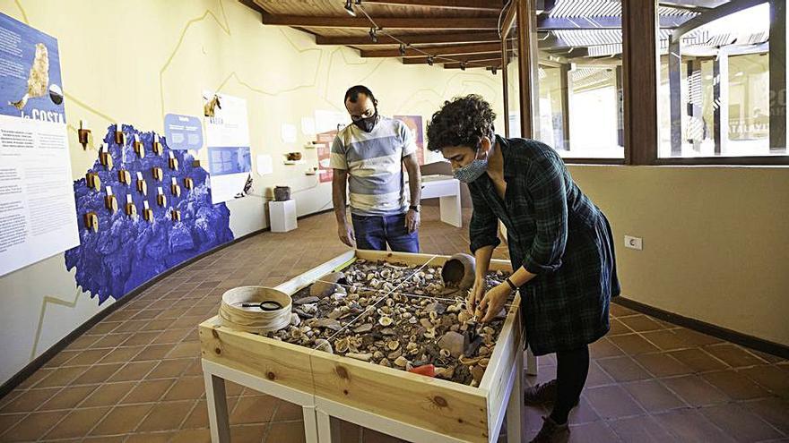 Dos técnicos exponen el material arqueológico del Poblado de La Atalayita. | | FUSELLI