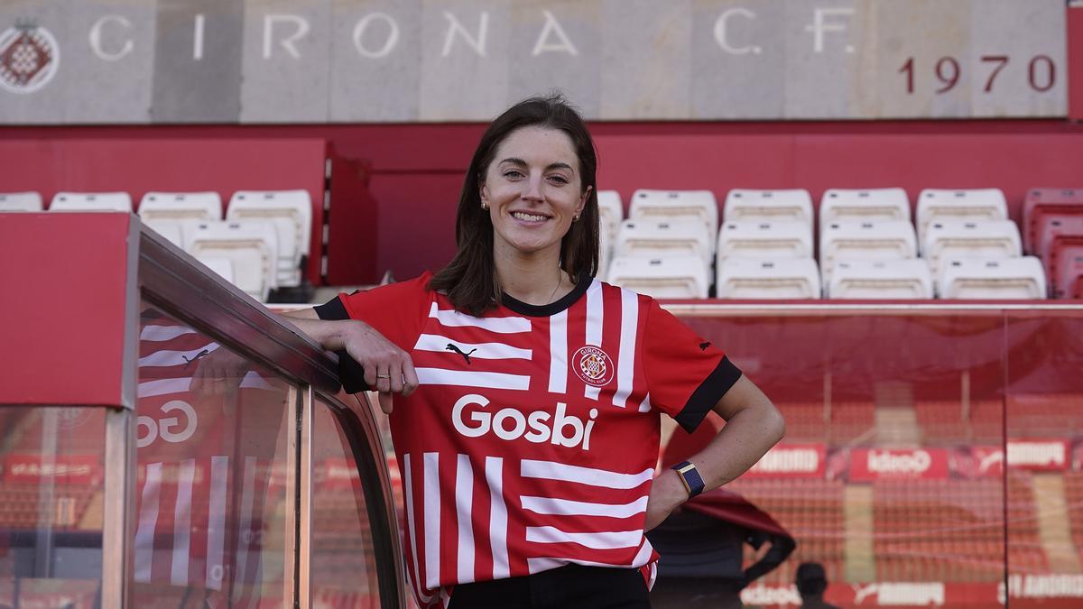 Imogen Cotter porta la samarreta del Girona per animar l’equip de Míchel.