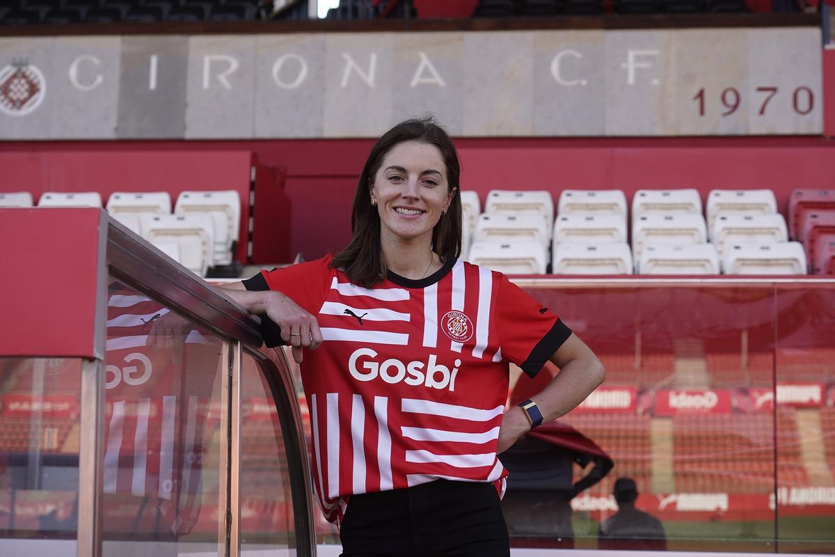 Imogen Cotter porta la samarreta del Girona per animar l’equip de Míchel.