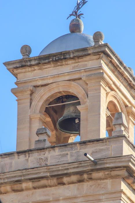 Imágenes de los campanarios de Santiago el Mayor, Catedral y Nuestra Señora de Monserrate en Orihuela y San Martín de Callosa. El Consell ha protegido como BIC sus campanas góticas.