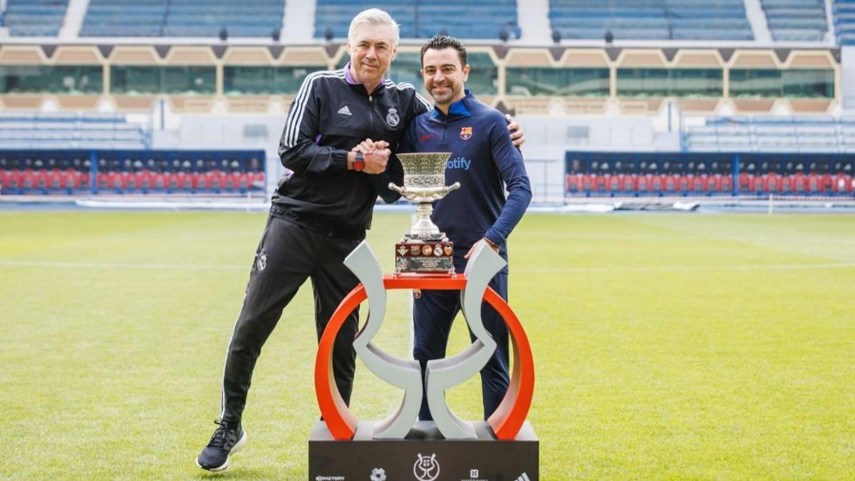 Carlo Ancelotti y Xavi Hernández con la Supercopa de España 2023