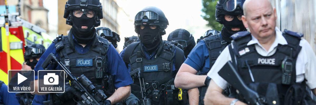 Agentes de policía armados en la zona del atentado de este sábado.