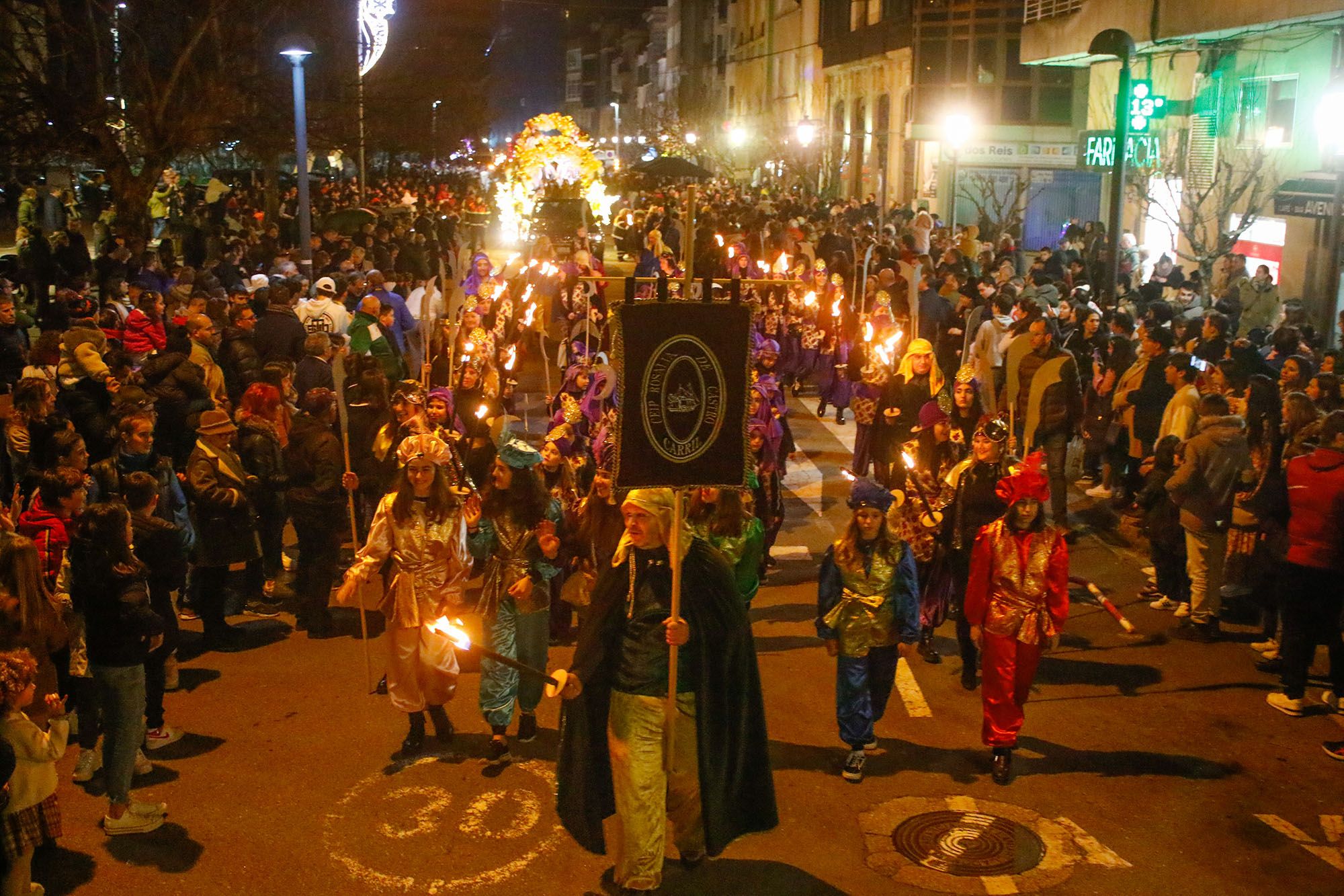 Vilagarcía brinda una multitudinaria bienvenida a los Reyes Magos