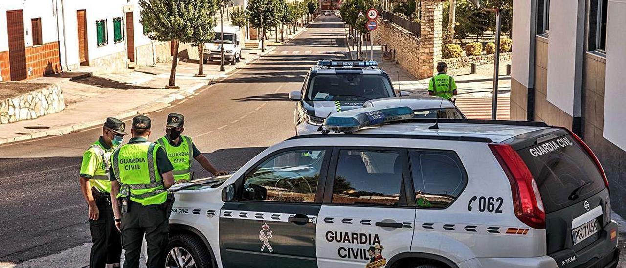 Guardia Civil en el acceso a Benigànim.