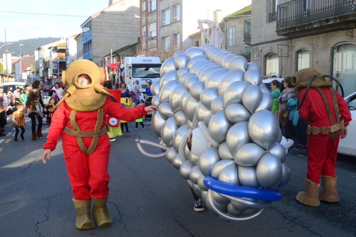 La “sardiña”, elaborada con globos encabezó el desfile.   | // G.NÚÑEZ