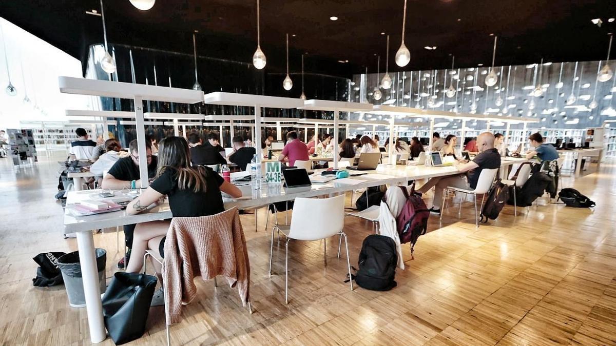 Estudiantes en la biblioteca del TEA.