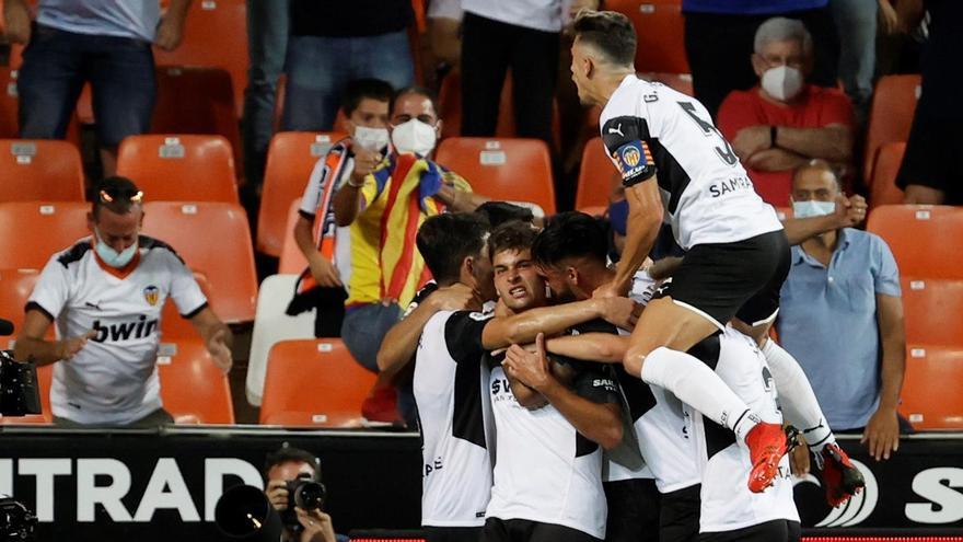Los jugadores del Valencia celebran el gol de Hugo Duro.