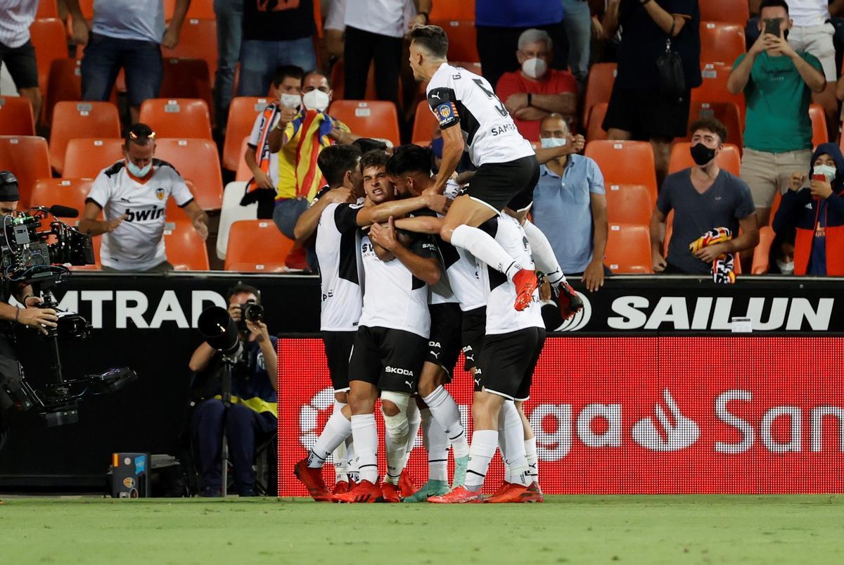 Los jugadores del Valencia celebran el gol de Hugo Duro.