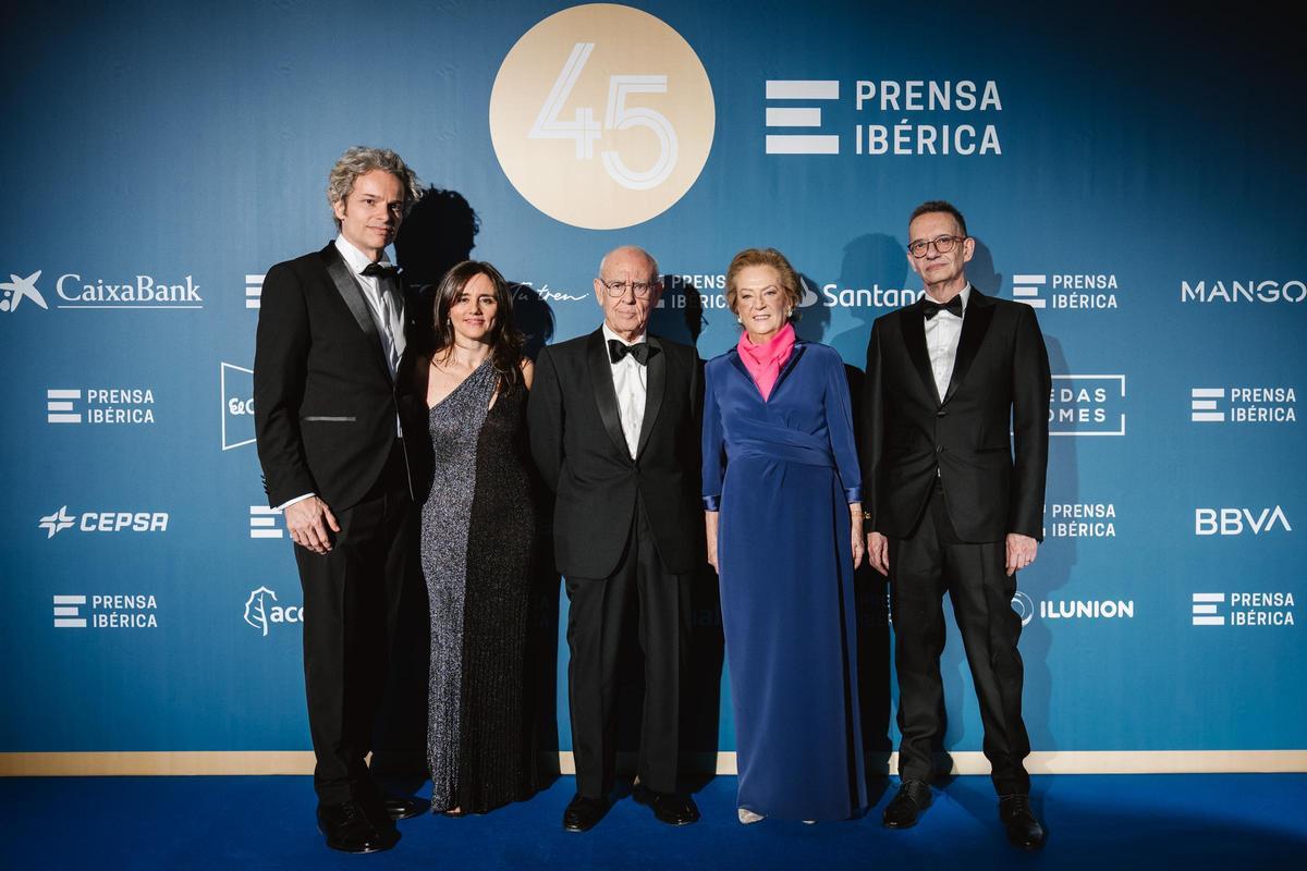 Idoia Moll, consejera de Prensa Ibérica, junto a David Martínez; Jesús Prado, consejero de Prensa Ibérica; Arantza Sarasola, vicepresidenta de Prensa Ibérica, y el escritor Luis Magrinyà.