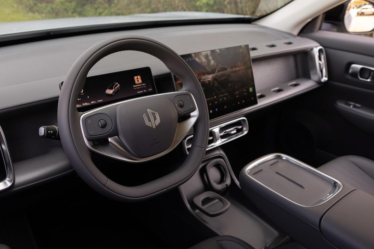 En el interior del Leapmotor B10 REEV Hybrid se disfruta de un entorno digital moderno, similar al de un smartphone, impulsado por LEAP OS 4.0 Plus y el chipset de alto rendimiento Qualcomm 8155