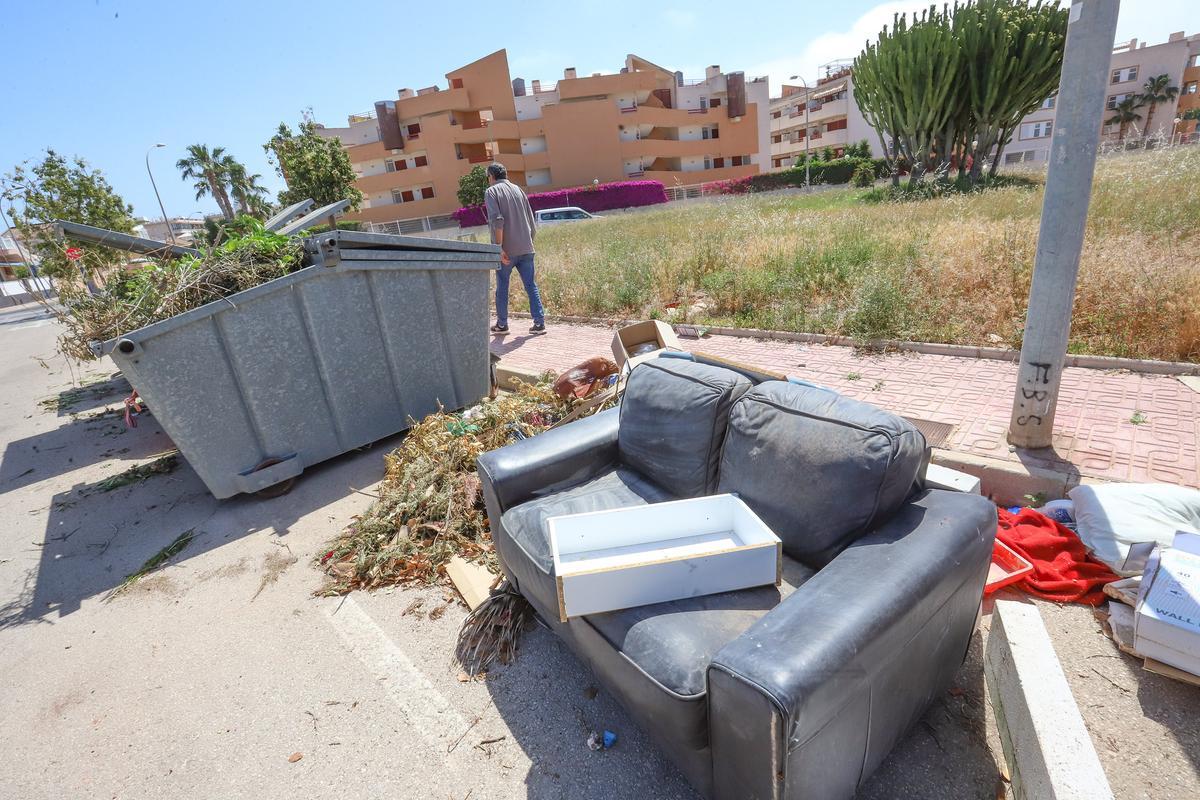 Parques en Orihuela Costa con deficiencias en el mantenimiento