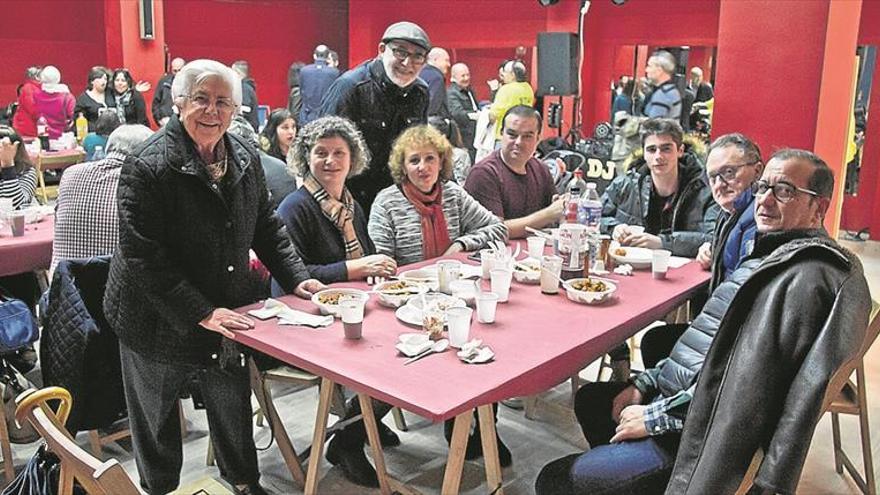 Las barriadas de aguas vivas y casa plata celebran sus migas de navidad