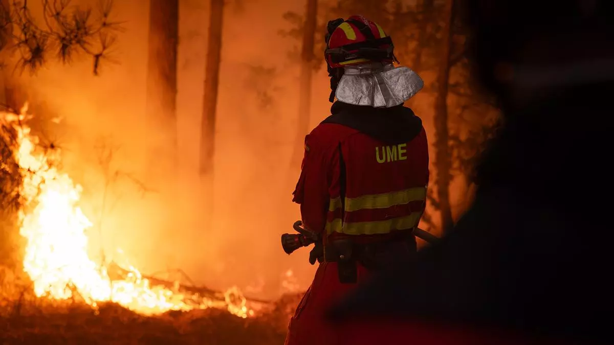 La Xunta retira bomberos provinciales de los incendios de Ourense y los pide para "liquidar perímetros"