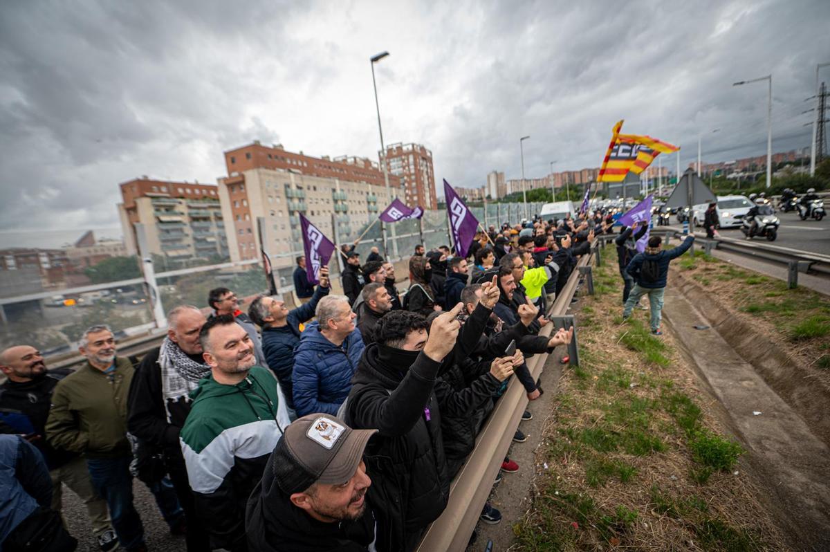 Manifestación de los trabajadores del metal en la B-20, a la altura de Cornellà