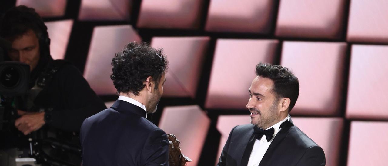 El director de cine Rodrigo Sorogoyen (i), recibe el Goya a mejor dirección por &#039;As bestas&#039;, de la mano del director de cine Juan Antonio Bayona (d), en la 37 edición de los Premios Goya.