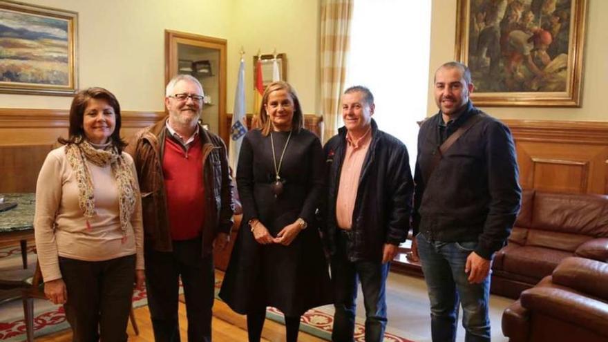Chelo Besada, Xosé M. Pazos, Carmela Silva, Manuel Camiña y Óscar Fernández, en la Diputación.