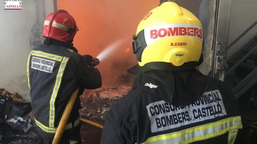 Arden 50.000 kilos de naranjas en el incendio declarado en un almacén en Nules