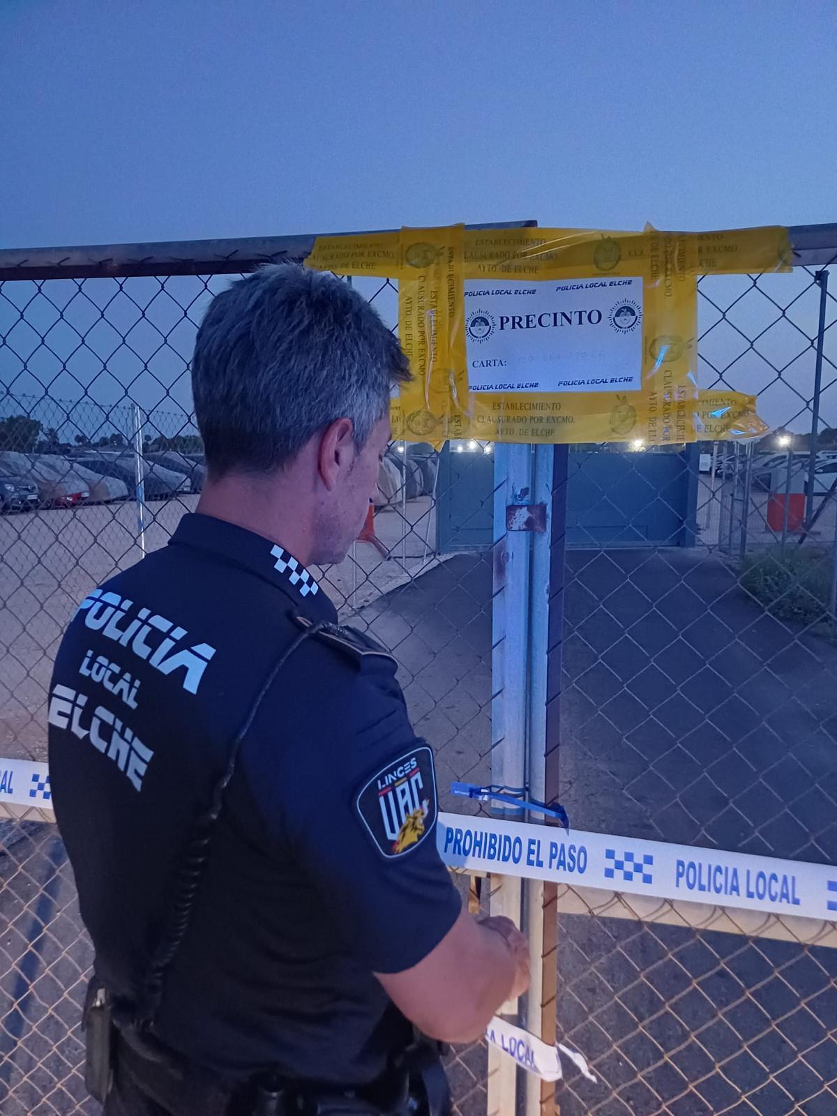 Un agente de la Policía Local precintando el recinto el martes por la noche.