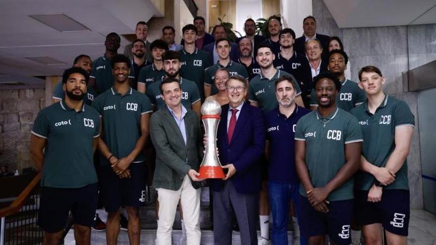 El Ayuntamiento recibe al Coto Córdoba tras su ascenso